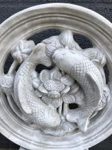 Koi auf Ständer - Steinornament - 77 cm - klassisch