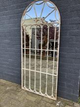Großer Kirchenfensterspiegel, sehr schön in der Form und robust in der Ausführung