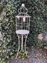 Vogelkäfig auf schmiedeeisernen Beinen