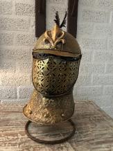 Een prachtige metalen messing ridderhelm op standaard