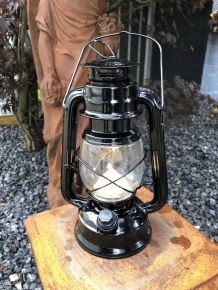 Eine antik aussehende Öl-Windlichtlampe aus schwarzem Metall mit LED-Beleuchtung
