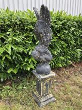 Ange - ailes levées - sur socle - couleur grès