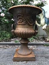 Gartenvase aus Gusseisen, große Gartenvase als klassische Gartendeko