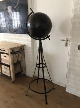 Schwerer Globus auf schmiedeeisernem Ständer mit Abstellmöglichkeit für Getränke und Gläser in der Metallkugel.