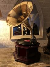 1 grammofoon, platenspeler, hout en metaal