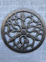 Wandschmuck rund, geschnitzt, schwarz-braun