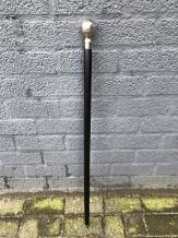 Wandelstok met nikkelen handknop en zwarte houten steel