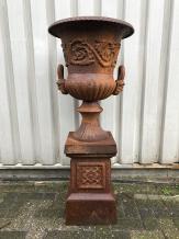 Klassische Gartenvase auf Sockel, Gusseisen