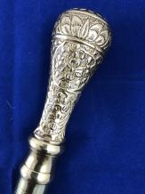 Wandelstok, met messing sierknop en handgesneden steel