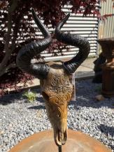 Schöner geschnitzter Totenkopf auf Metallständer
