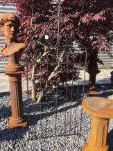 Schöner dekorativer Metallzaun als Gartensticher