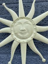 Wanddekoration aus Metall - Sonne mit Gesicht - altweiß - schlicht