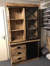 Schöner industrieller Wandschrank, Kolonialholz mit Metallfinish