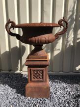 Gartenvase auf Säule / Sockel, Gusseisen, Blumentopf, klassisch