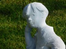 Zittende jongen - stenen beeld - 45 cm - abstract - wit