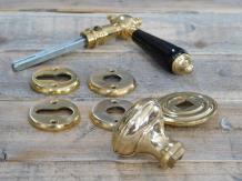 Ensemble de quincaillerie de porte laiton brillant : loquet avec poignée en céramique et bouton de porte en laiton sur rosace et 2 x rosace de clé.