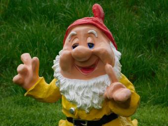 Gnom - Polystone Statue - 58 cm - gelb und rot - fröhlich