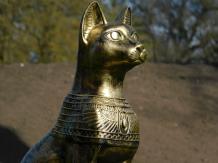 Bastet de Egyptische katten godin, sculptuur, kat figuur polystone, als antiek.