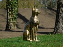 Bastet de Egyptische katten godin, sculptuur, kat figuur polystone, als antiek.