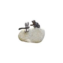 Libelle en kikker - op kei - gietijzeren beeld - 16 cm