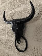 Gusseiserner Stierschädel mit Handtuchring, schwarz