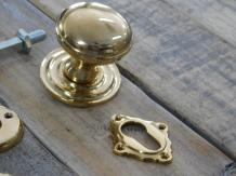 Ensemble de quincaillerie de porte laiton brillant : loquet avec poignée en céramique et bouton de porte en laiton sur rosace et 2 x clé rosace.