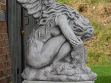Knielende engel op sokkel - vleugels omhoog - steen - 170 cm
