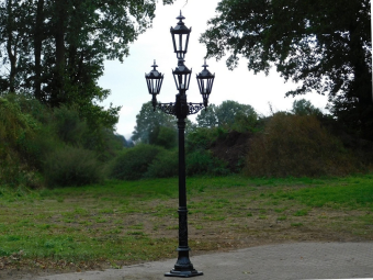Klassischer Laternenpfahl XL mit 4 Lampenschirmen –  315 cm - Schwarz – Aluminium – Elegante Gartenlampe