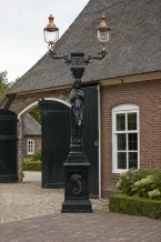 Monumentale antieke lantaarnpaal met twee koperen kappen