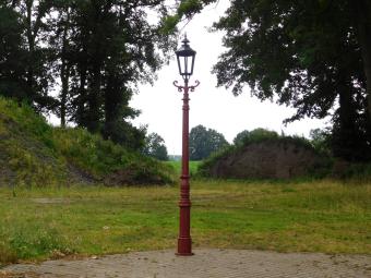 Stabiler Lampenmast - 320 cm - Gusseisen Menie Rough mit schwarzer Kappe