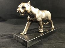 Sculpture en bronze d'une lionne