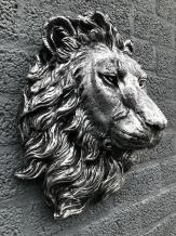 Leeuwenkop - polystone - 42 cm - zwart/grijs - gedetailleerd