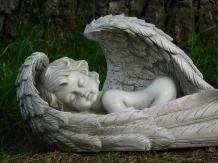 Ange endormi dans ses ailes - statue en polystone - 42 cm