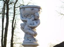 Homme et femme avec bol - sur socle - pierre - 140 cm
