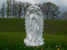 Prachtig fors Maria beeld met engelen en achterplaat, polystone crème-wit .