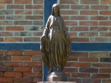 Tuinbeeld Maria op sokkel - groot standbeeld van 155 cm hoog - oxide steen