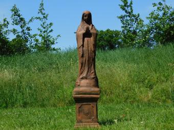 Marienstatue auf Sockel – 128 cm – Massiver Oxidstein – Betende Maria
