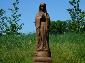 Marienstatue auf Sockel – 128 cm – Massiver Oxidstein – Betende Maria
