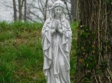 Maria - op sokkel met Grieks sleutelmotief - steen - 160 cm