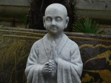 Moine qui salue - statue en pierre - 70 cm - blanc/gris