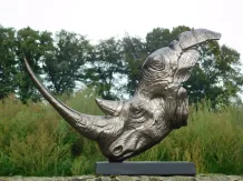 Tête de rhinocéros en aluminium – 70 cm – sur socle noir