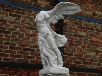 Beeld Nike op Sokkel XL - 194 cm - Steen - Tuinbeeld