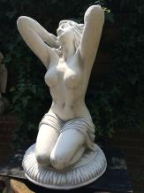 Femme nue à genoux - statue en pierre - 63 cm - blanc classique