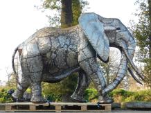 Realistisch beeld van een olifant, tuinbeeld olifant, metaal