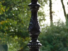 Schwarzer oder grüner Lampensockel mit Lilienmotiv – Aluminium – 53 cm