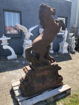 Tänzelndes Pferd – Tierstatue aus Stein – 180 cm – Oxid