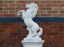 Paard - op sokkel - stenen dierenbeeld - 140 cm - klassiek