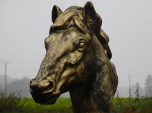 Tête de cheval - polystone - 64 cm - or/noir - en détail