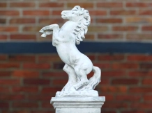 Cheval sur socle - statue animalière en pierre - 140 cm - classique