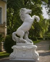 Groot steigerend paard op stenen sokkel – exclusief
